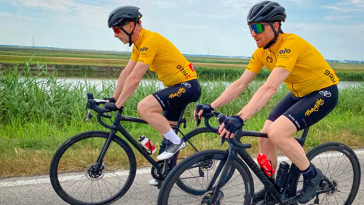 toyota_italia's tweet photo. Toyota e @radiodeejay insieme per #TourDeFans, il Giro che attraversa l’Italia in bicicletta al seguito della carovana Toyota Hybrid e che porta la squadra di Deejay Chiama Italia a trasmettere ogni giorno da un posto diverso, tra risate e paesaggi mozzafiato! #toyota_tourdefans https://t.co/lhuUz3pjCt