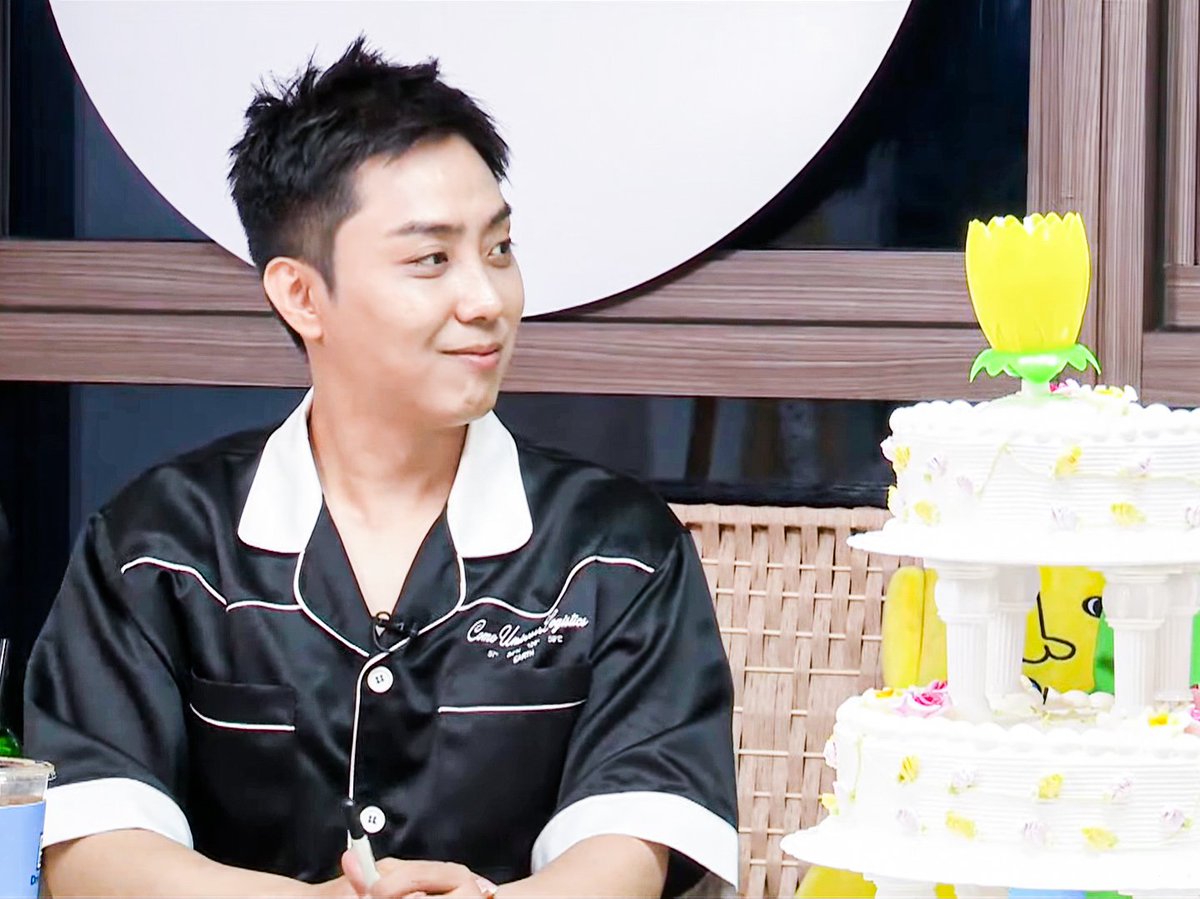 blackyne_'s tweet photo. THAT SMILE. 🤩🤩🤩
Thanks Na PD for the cake! 🤭

#은지원 #EUNJIWON https://t.co/bvi1SjN351