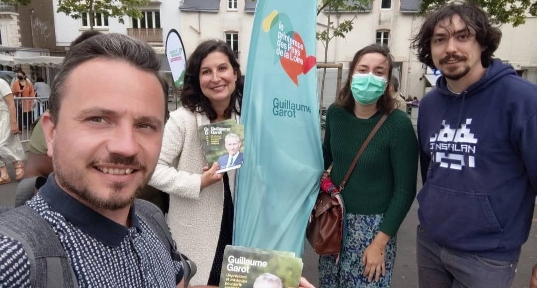 LaurentQuenach's tweet photo. Suite de la journée ! Déambulation au mail Pablo Picasso puis tractage à la brocante de Viarme. Dimanche, on fait basculer la région à gauche avec @guillaumegarot @printempsPDL ! https://t.co/aUD7Ji67w4