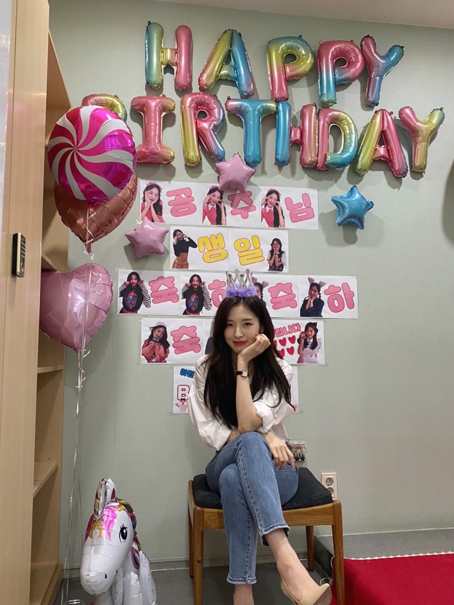 arinniechoi's tweet photo. Also, it’s fascinating how my birthday this year is exactly on Friday, therefore I got to celebrate it alongside the Music Bank family as well. Arinnie and Music Bank are really fated to be together, don’t you think? ㅎㅎㅎㅎ 역시 뮤뱅♡아린 https://t.co/DIeX43uTer