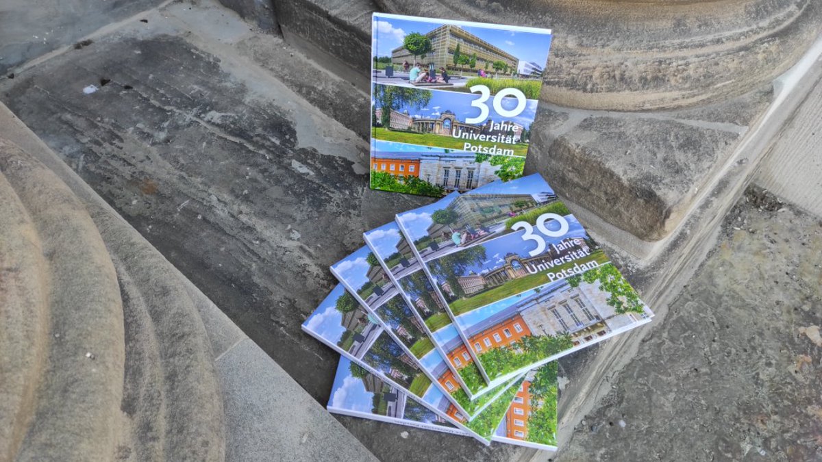 Noch mehr Fotos aus „30 Jahren Universität Potsdam“ gibt es im frisch gedruckten gleichnamigen Fotoband. Ein Geschenk zum Jubiläum für alle „UP.taks“-Gäste! 

Weitere Informationen:  uni-potsdam.de/de/30-jahre-up…

#30jahreUP #UPtalks #Bildband #Griebnitzsee #Potsdam