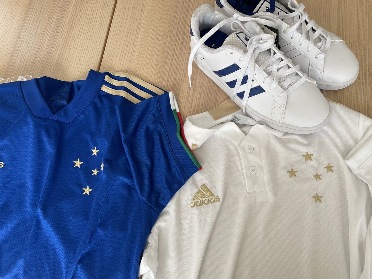 rodversiani's tweet photo. Você não tá merecendo @Cruzeiro , mas mesmo assim minha encomendas acabaram de chegar direto de BH para Irlanda! O amor sempre será maior!! #cruzeirocentenario https://t.co/QYWq1UFKLL