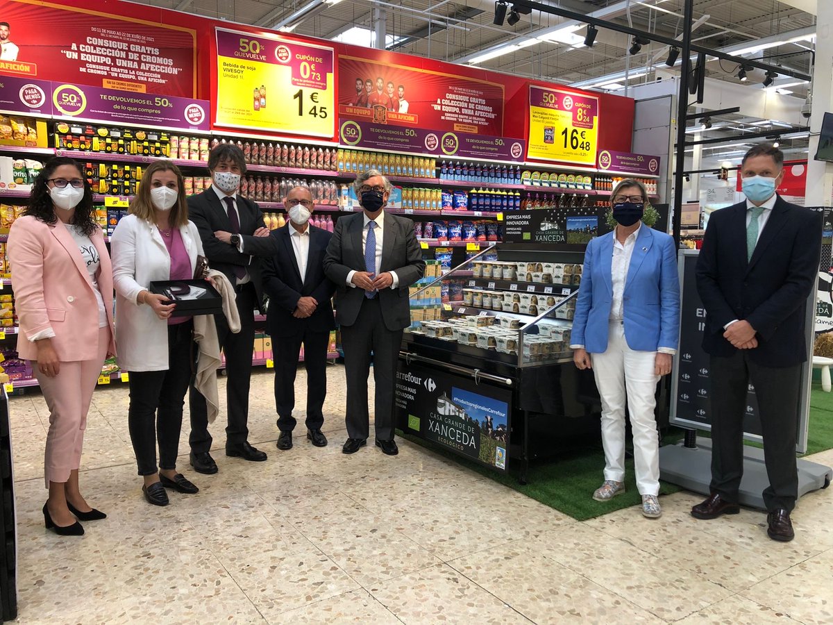 CarrefourES's tweet photo. Apoyamos la economía local a través de nuestros #PremiosPYMECarrefourGalicia #Connorsa y @Xanceda han recibido nuestros galardones en #Galicia https://t.co/ivckdpUmhu