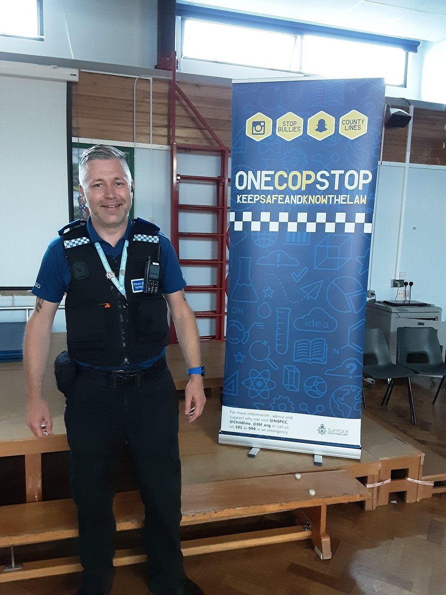 PoliceSudbury's tweet photo. Great to be back @woodhallsudbury this afternoon talking to students  around #StayingSafe on #socialmedia with some brilliant questions and ideas 👍👍 #OneCopStop👮‍♂️ #PCSOSKEGGS👮‍♂️ #WeAreSudbury https://t.co/NVOIB7XRMt