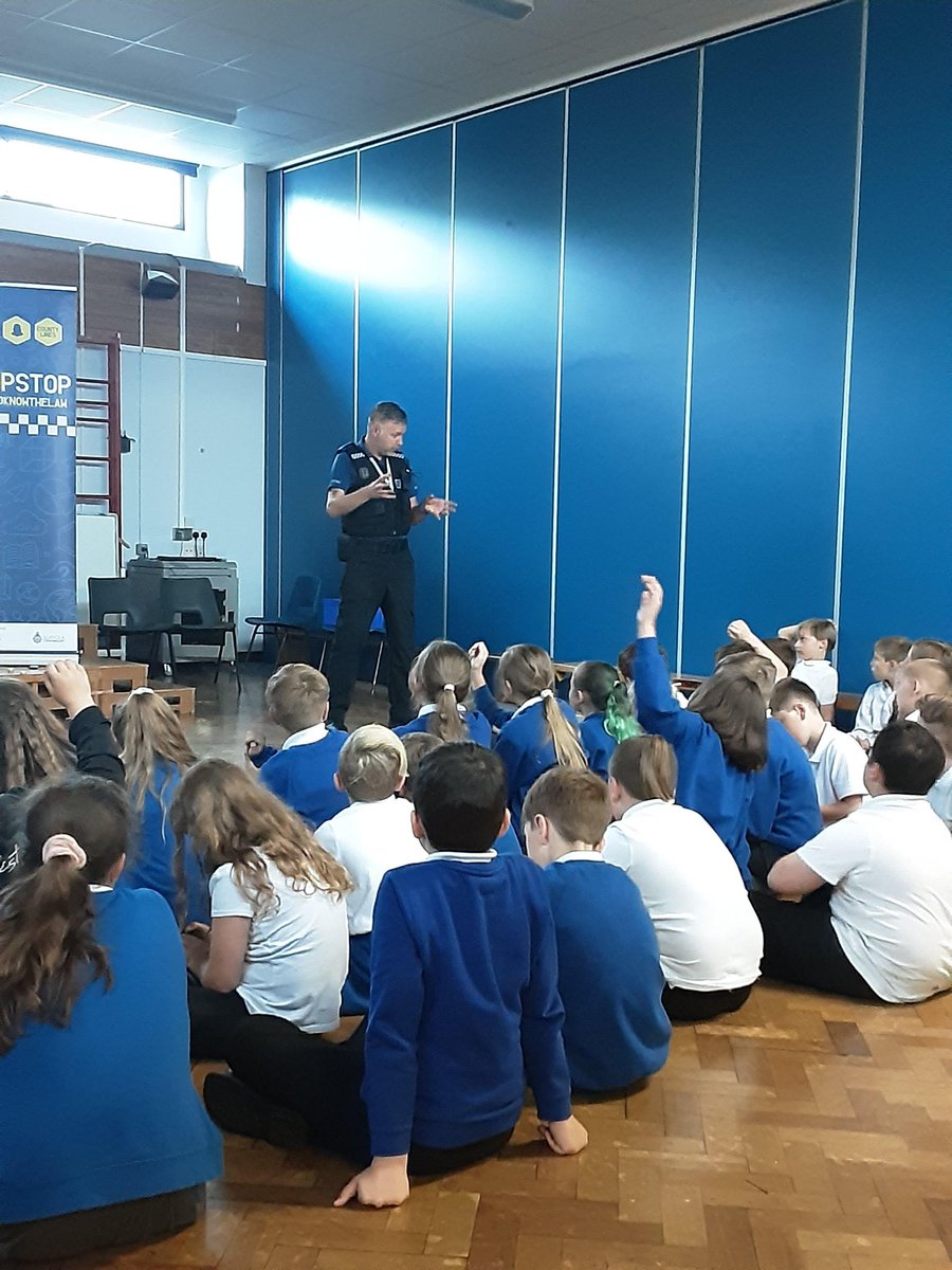 PoliceSudbury's tweet photo. Great to be back @woodhallsudbury this afternoon talking to students  around #StayingSafe on #socialmedia with some brilliant questions and ideas 👍👍 #OneCopStop👮‍♂️ #PCSOSKEGGS👮‍♂️ #WeAreSudbury https://t.co/NVOIB7XRMt