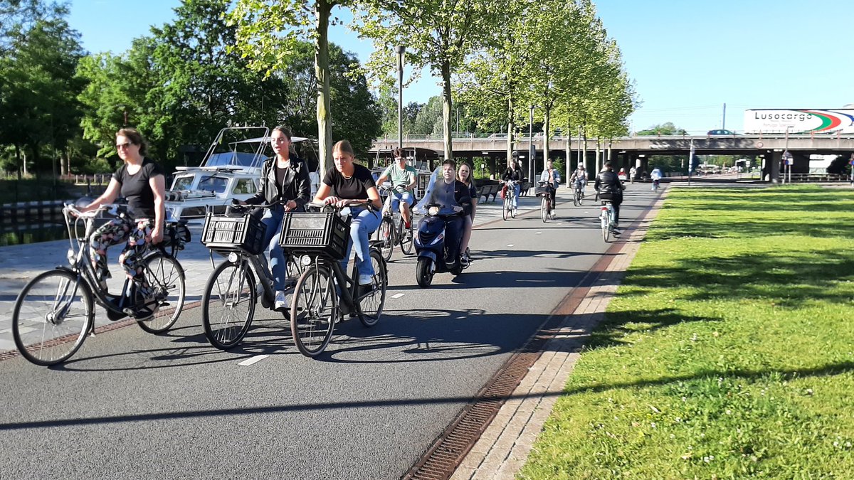 clarionwegerif's tweet photo. 'In Nieuwegein geldt het recht van de snelste'. Geïnspireerd door @tverka en @fietsprofessor schreef ik dit artikel. Over de hardnekkige autoprintplaat die hier diep in de hersenen van ambtenaren en bestuurders zit ingebakken: https://t.co/t6jSsoIrXz https://t.co/wBwdm5jVEJ
