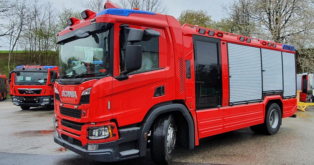 RosenbauerUK's tweet photo. When @SurreyFRS needed to upgrade their existing fire engines they chose a true all-rounder in the AT! 🚒. Their new vehicles are just receiving a few final touches before being delivered ready for action. 
-
#RosenbauerAT #RosenbauerUK #firefighting #fireengine #firetruck https://t.co/hwis0O57uv