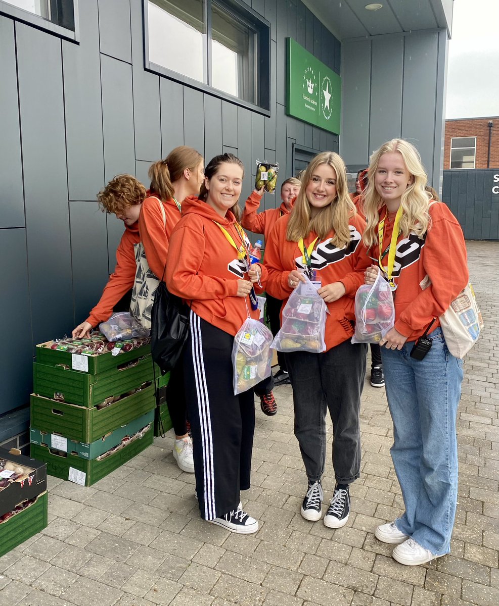 h15church's tweet image. Brilliant day giving away 3,000+ pieces of wonderful quality surplus fruit at @HavelockAcademy &amp;amp; @HumberstonA supporting the amazing work of @GTFCSET &amp;amp; @NCS. Huge thanks to @TeamTBBT part of @XcessNetwork who arranged this donation from @WorldwideFruit1
#FruityFriday ❤️🍏🍑🍌🍒🍇