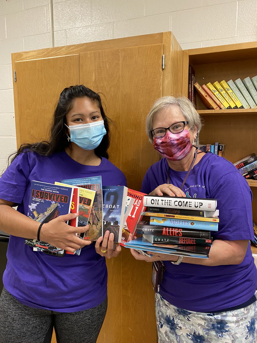 SarahJaggars's tweet photo. Summer reading isn’t just for our students! Passing off YAL to some @AACountySchools AWESOME 8th grade teachers!💜🏖🎉 #ReadOn #TeacherLeaders @AnnapMSAACPS @SREILAACPS https://t.co/OH55QZfiWP