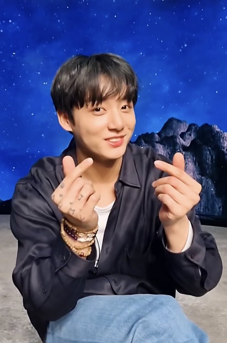 Jungkook bilang "Amishiteru~"
(ARMY + aishiteru) 😭