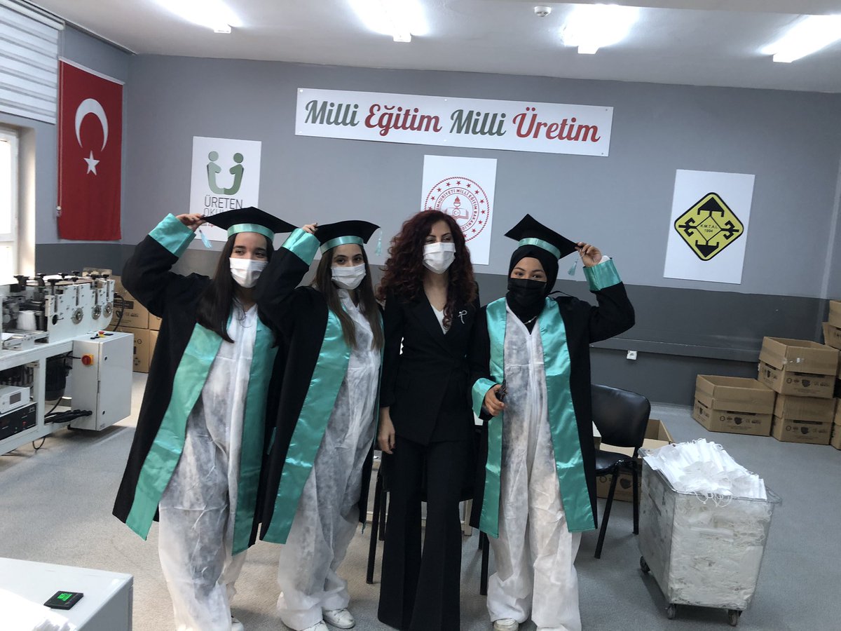 GOPKUCUKKOYMTAL's tweet photo. Bu Prensesler de Maske Atölyemizin Tulumlu Kahramanları🇹🇷😷Zor Günlemizin gücü oldular şimdi de tulumlarının üzerine cüppelerini giydiler 👩‍🎓 @ziyaselcuk @memleventyazici @YUSUFUZANTI @numanhatipoglu @htahsinusta @gopmem @serkangur_ist @ZekineDayolu @glfmyelenlibag @istanbulilmem https://t.co/3sy2Jlzfzv
