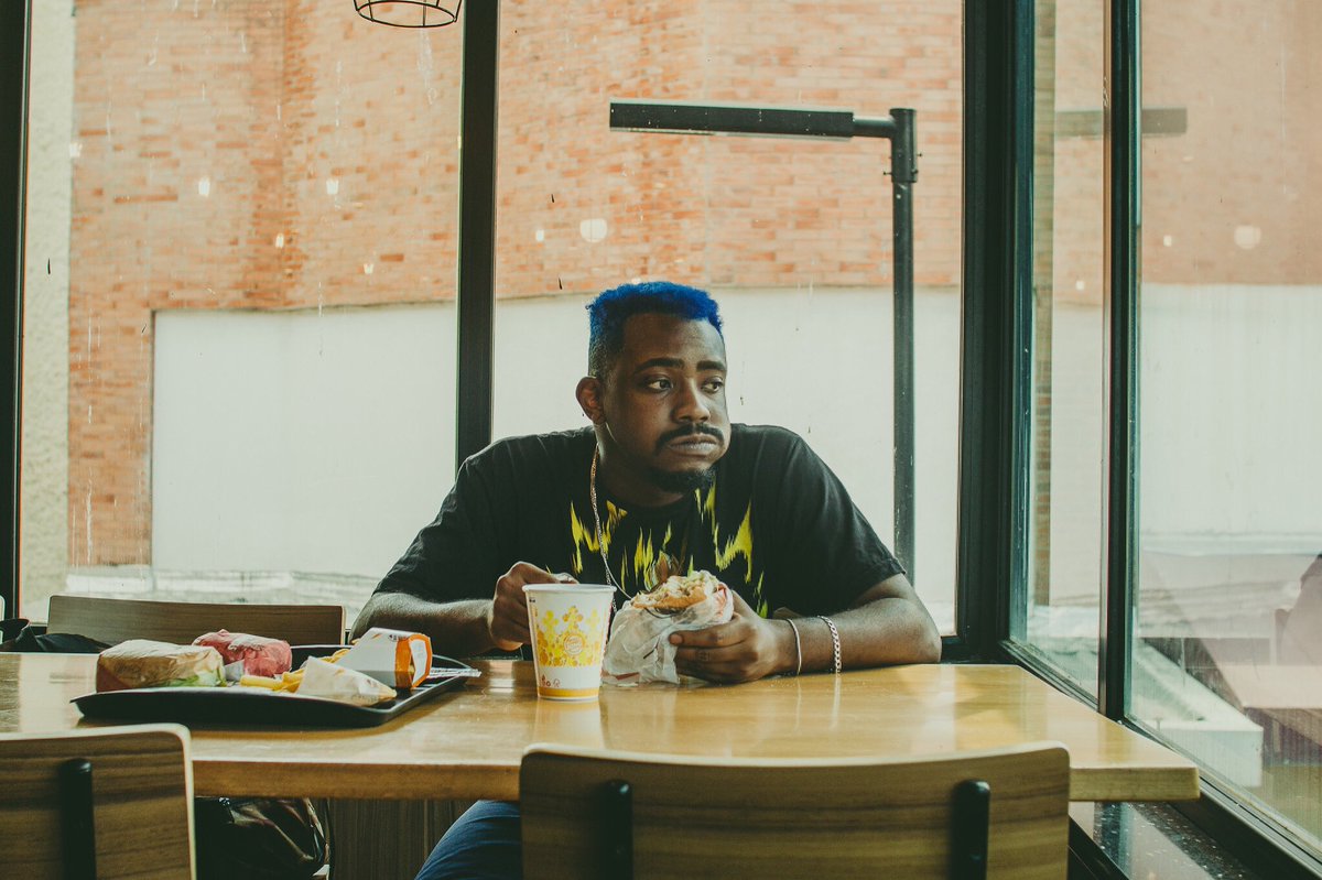 soundfoodgang's tweet photo. Almoçando e pensando na mixtape “BLU” que sai dia 25/06🍔🔵
@niLLSfg_
Pre-save: https://t.co/R85JFHabPq
@mendesculpa 📸
@ONErpmbr
#niLL
#BLU
#SoundFoodGang https://t.co/RX9AcuFYzK