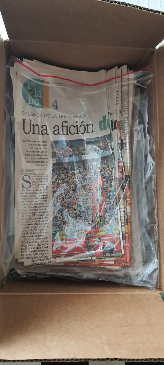 LuisFMolina's tweet photo. No hay mayor fanaticada que la familia. Esta misma semana, en todo el corre corre por los #LP100 descubrí que hay una caja en la que guardan todos los recortes de mis publicaciones en @lapatriacom.

Es más que emocionante encontrarse con tantos artículos que uno va olvidando... https://t.co/Q35eq3HG03