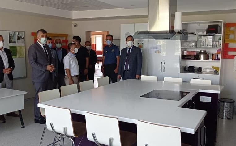 Kaymakam <a href="/CevdetErturkmen/">Cevdet Ertürkmen</a>, Kurum Amirleri ile birlikte, İlçemize bağlı Şeyhulaş Mahallesinde bulunan Bafra Şeyhulaş Özel Eğitim Meslek Okulu’nu ziyaret etti.