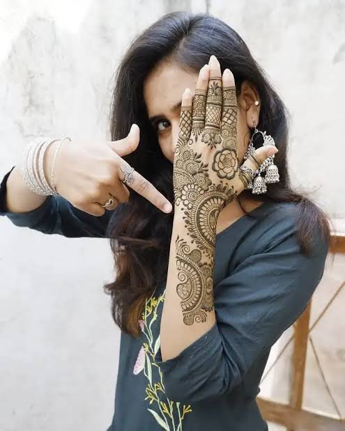 Simple Mehndi Design | Easy Mehndi Design for hands | Mehndi Design for Beginners

youtu.be/0muA8wIL6AI

Like 💞 Share 💞 Subscribe 🔔