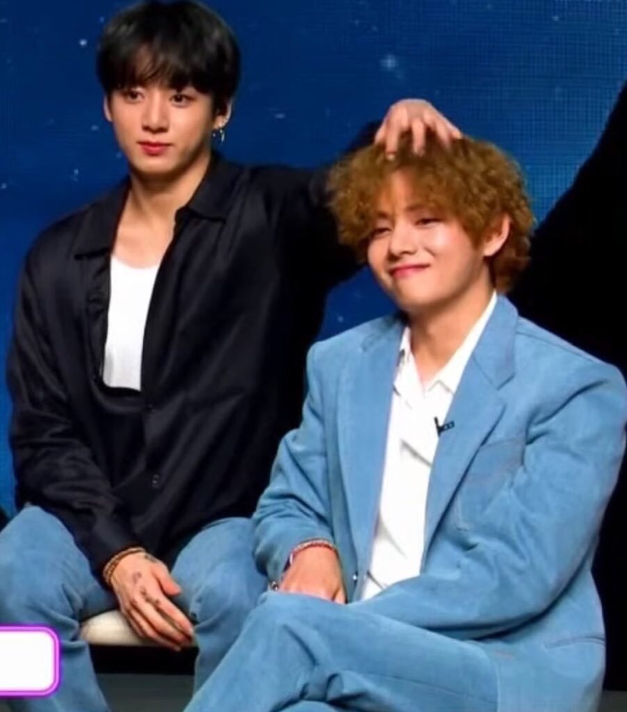 tkchronicles's tweet photo. Jungkook has adapted taehyung's habit of ruffling hair :( https://t.co/0QD6khC0Ym