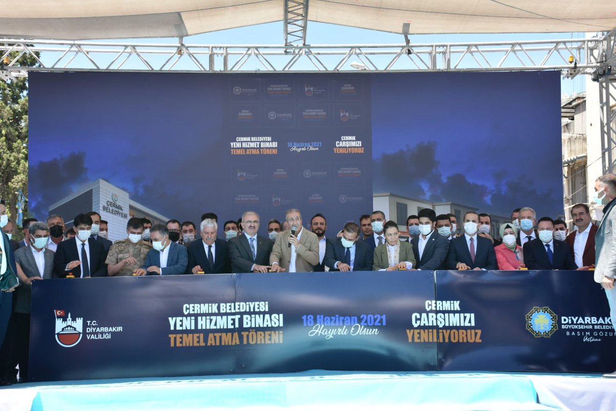 Nupelkyamiroglu's tweet photo. 📍Çermik

Valimiz Sn. @munirkaraloglu,
İl Başkanımız Sn. @mserifaydin,
Milletvekillerimiz Sn. @DrMehdiEker, Sn. @EbubekirBal_ ve Sn. @eronat_oya'ın katılımıyla gerçekleşen #Çermik Belediyesi Yeni Hizmet Binası ve Çarşı Yenilenme Projesi Temel Atma Töreni'ndeydik. https://t.co/vcj7aT6Zwp