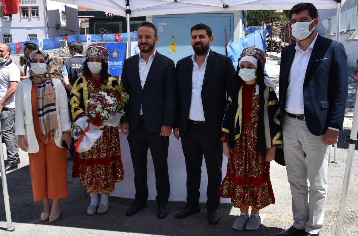 Nupelkyamiroglu's tweet photo. 📍Çermik

Valimiz Sn. @munirkaraloglu,
İl Başkanımız Sn. @mserifaydin,
Milletvekillerimiz Sn. @DrMehdiEker, Sn. @EbubekirBal_ ve Sn. @eronat_oya'ın katılımıyla gerçekleşen #Çermik Belediyesi Yeni Hizmet Binası ve Çarşı Yenilenme Projesi Temel Atma Töreni'ndeydik. https://t.co/vcj7aT6Zwp