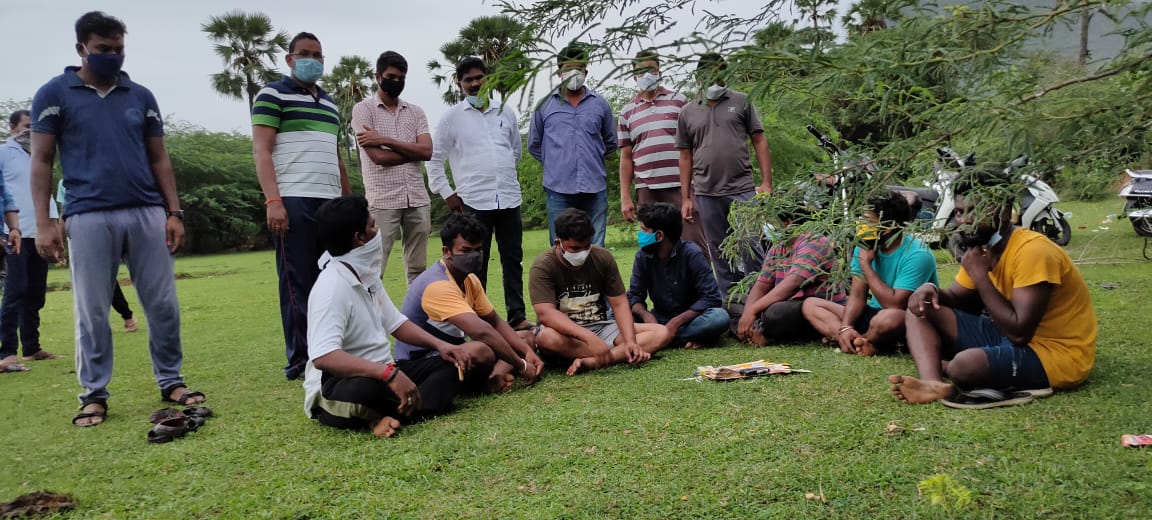 PoliceVzm's tweet image. విజయనగరం రూరల్ పీఎస్ లిమిట్స్ సింగపూర్ సిటీ వెనుక జూన్ 18న పేకాట ఆడుతున్న 10 మందిని స్నైపర్ టీమ్, షాడో టీమ్ తో కలసి రైడ్ చేసి రూ.17,030/- పట్టుకొని రూరల్ పీఎస్ కి అప్పగించారు. @APPOLICE100 @dgpapofficial #gamingraid