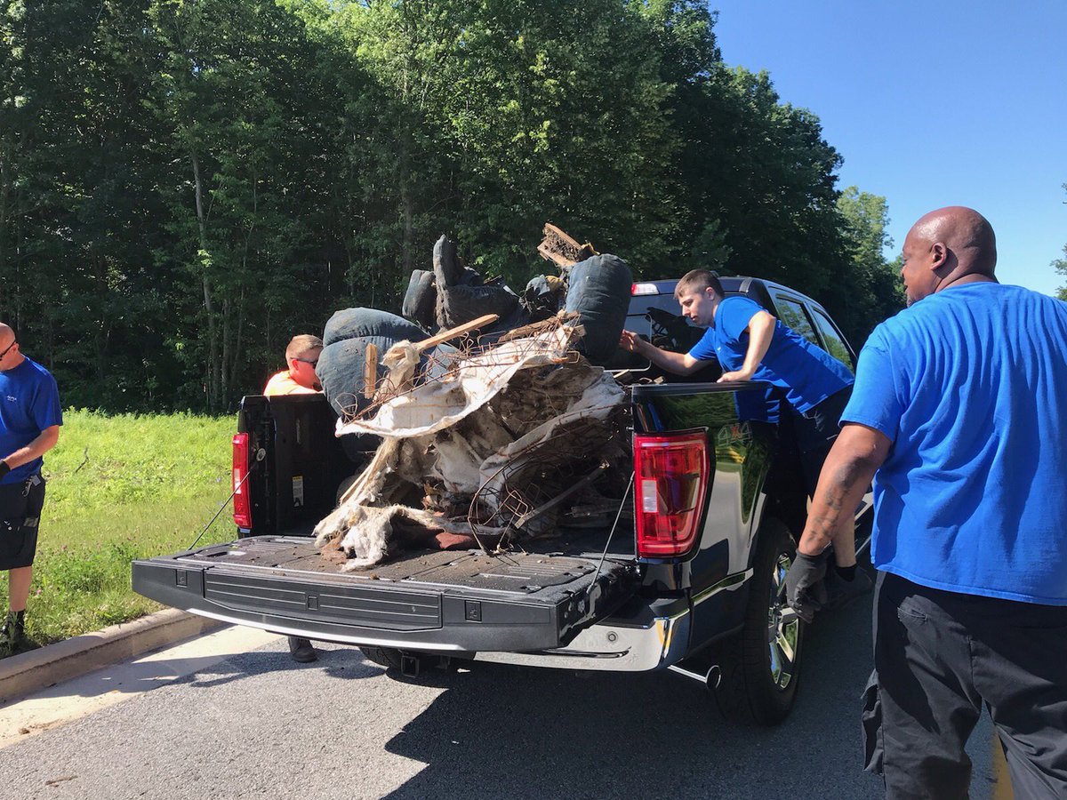 pontoonfunjd's tweet photo. @ALPLApackaging On June 17th the Lima, Ohio USA plant cared for the environment. The Alpla team organized a clean-up of the industrial park where our plant is located. #familyofpioneers #alplawed2021 https://t.co/vxdoavgIT8