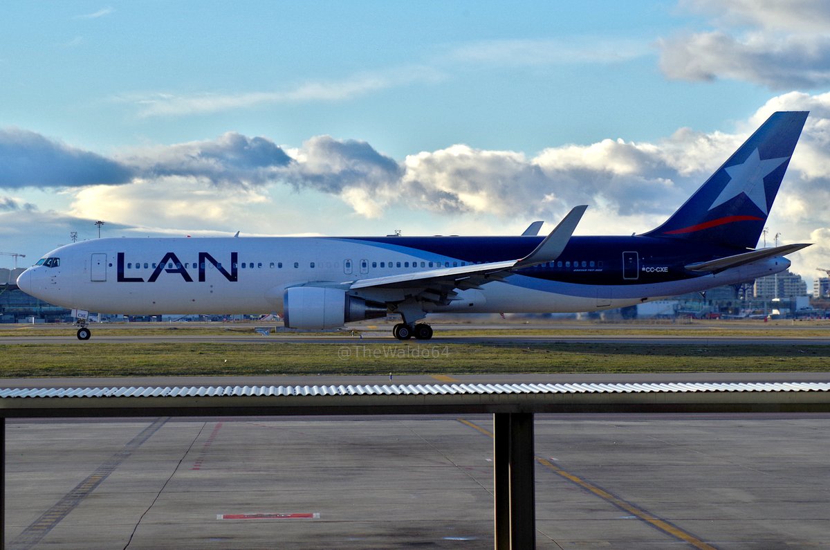 Vuelo #LANairlines 1733 en rodaje a la pista 36L para salir con destino a Guayaquil.

- 5 Enero 2016
- Aeropuerto de Madrid (#LEMD MAD)
- #Boeing #B767-316ER (#B763)
- CC-CXE
