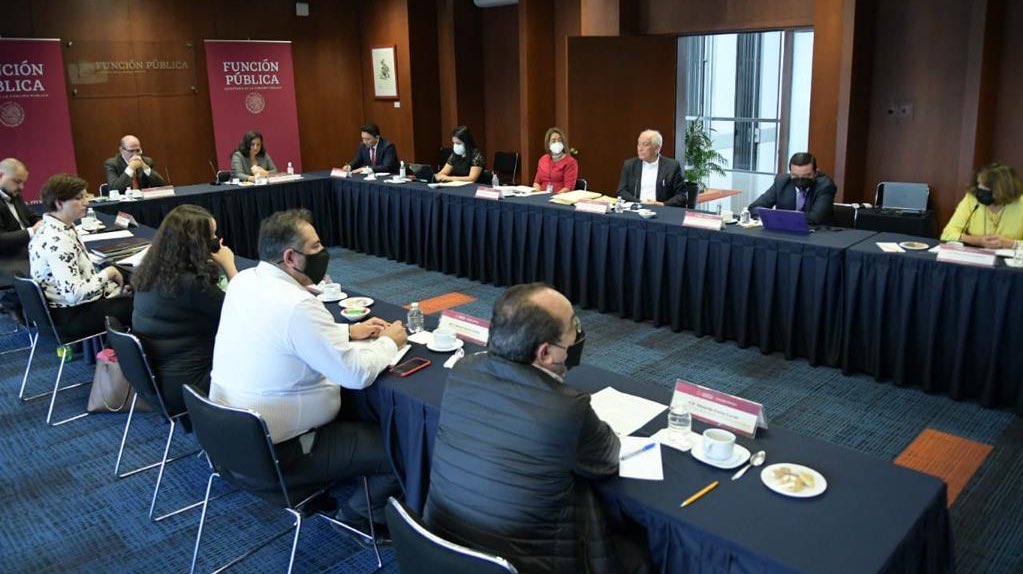 Irma_Sandoval's tweet photo. La @SFP_mx continúa dando acompañamiento a uno de los proyectos prioritarios del @GobiernoMX: el Corr. Interoceánico- #IstmodeTehuantepec, que beneficiará las regiones estratégicas del país. Agradezco al Lic. @HectorRamirezR_ y los Mtro. Romero y Samaniego la productiva reunión. https://t.co/3q42HSdsiP