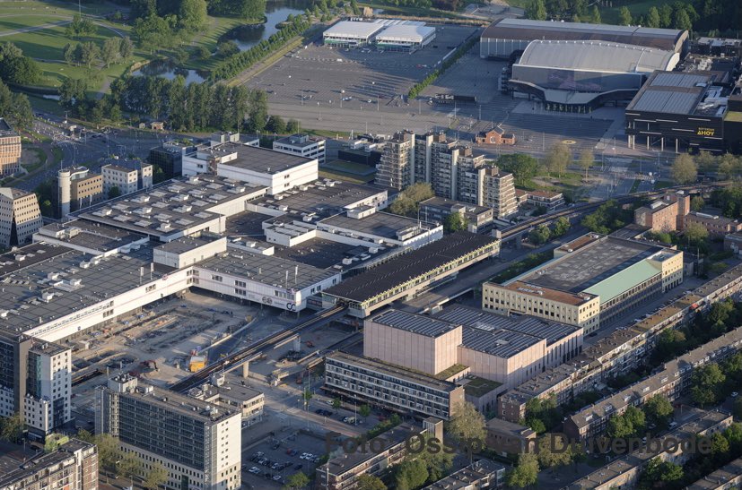 Hans Goverde van <a href="/kraaijvanger_/">Kraaijvanger</a> neemt je tijdens de Dag van de Architectuur mee in het ontwerp voor Hart van Zuid. Je kunt nog beperkt tickets boeken voor zijn presentatie in onze projectlocatie aan de Sallandweg 101. Meer info lees je via: dagvandearchitectuur-rotterdam.nl/nl/hans-goverd… #allesisopzuid