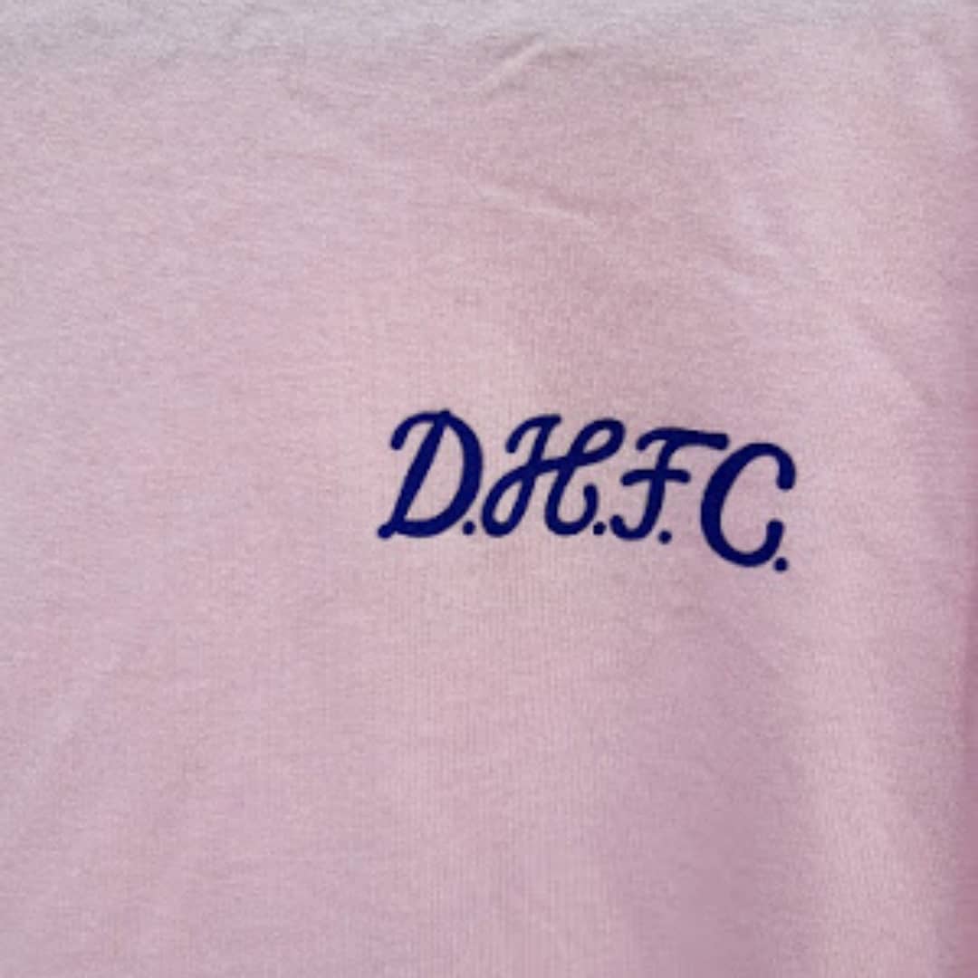 dhstorg's tweet photo. Summer starter kit: t-shirt and illustrated guide to the songs and lore of the Rabble. Featuring walls being pulled down, skull of Yorick, plot of land in Tuscany, and more! Pick up the new summer Dulwich Hamlet t-shirt online at the DHST shop. #DHFC

➡️ https://t.co/cKJhkxtCG8 https://t.co/34nJj5AzqD