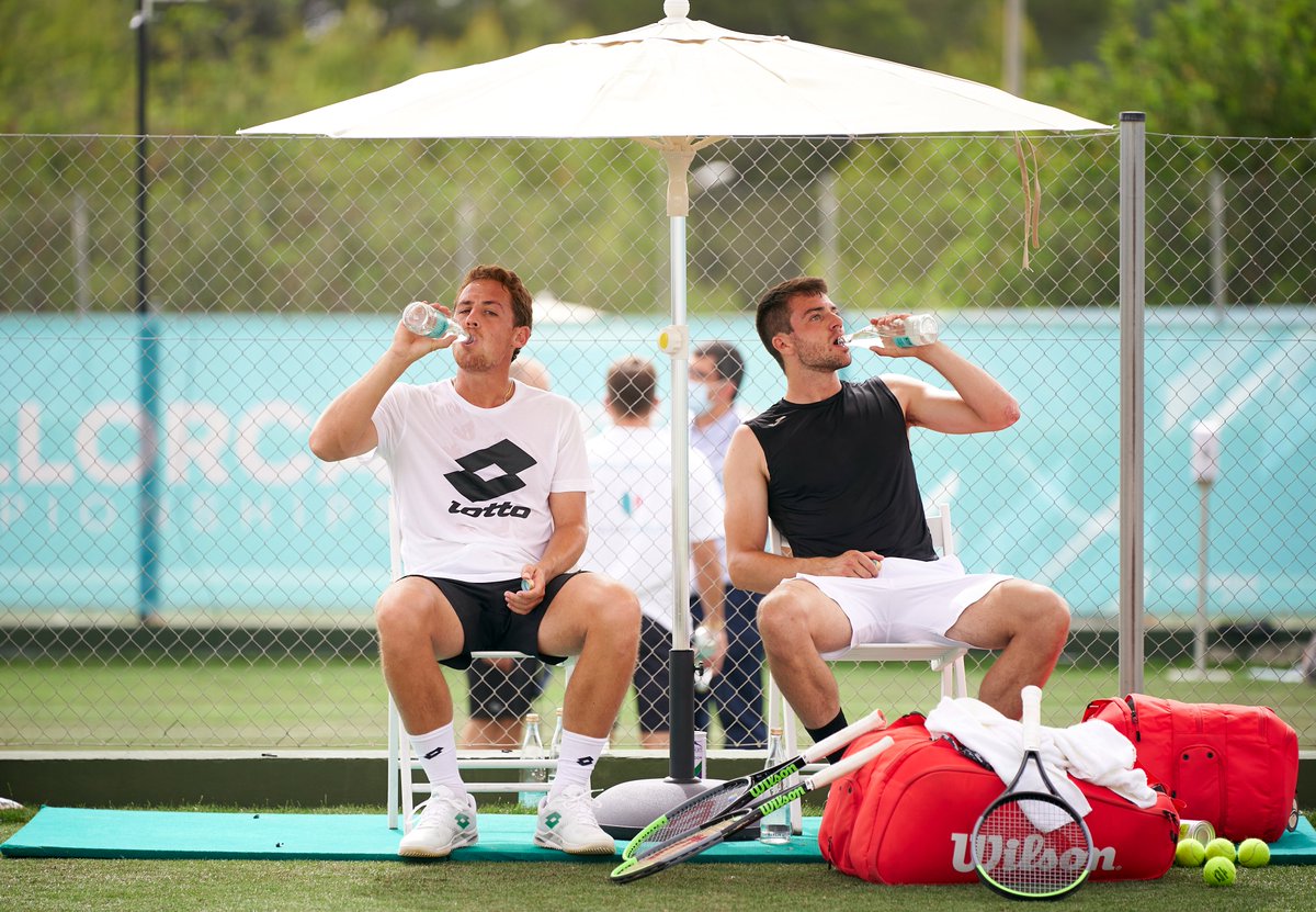 ¿Sabías que...? 🧐 El #ATPMallorca será un torneo sin plástico; los jugadores disponen de botellas de vidrio ♻️💚 @Robertocarba93 | @PedroMPortero | #ATPMallorca