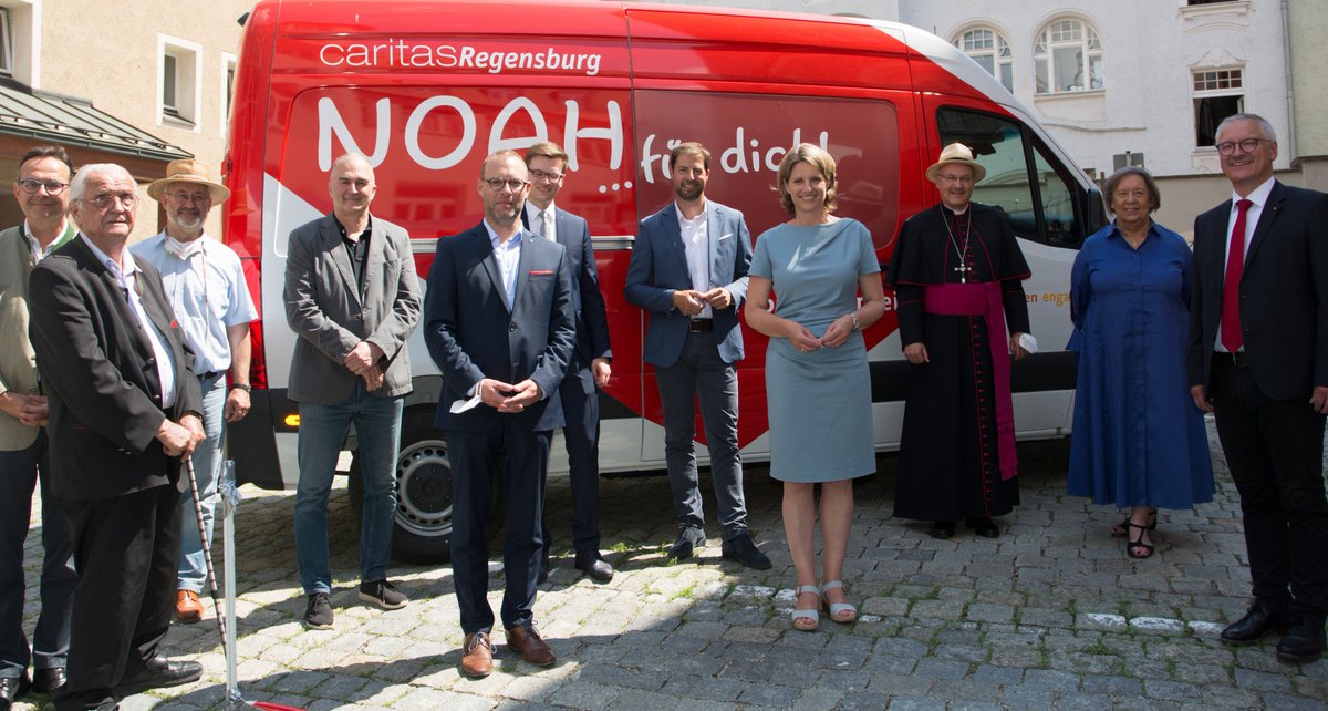 Die #CaritasRegensburg hat heute mit der Segnung durch Bischof Rudolf das neue NOAH-Mobil in Betrieb genommen, um damit die #aufsuchendeHilfe für Wohnungs- und Obdachlose in Regensburg zu verstärken. Die Caritas Regensburg dankt allen Förderern und Unterstützern des Projekts!
