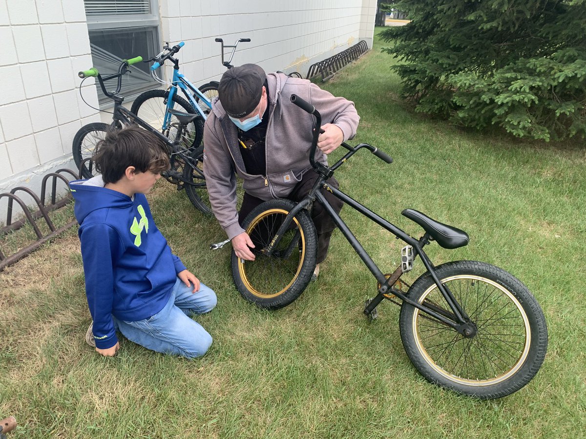 Totally warmed our 💞at Legal School!Mr.Edworthy from @gsacrd_official maintenance &amp; operations helped this kiddo fix his bike when the tire was falling off! All it needed was a bolt, &amp; it’s ready to go!!Thx 🙏 Kim!! We appreciate your act of service!!! #gsacrdproud #legaltitans
