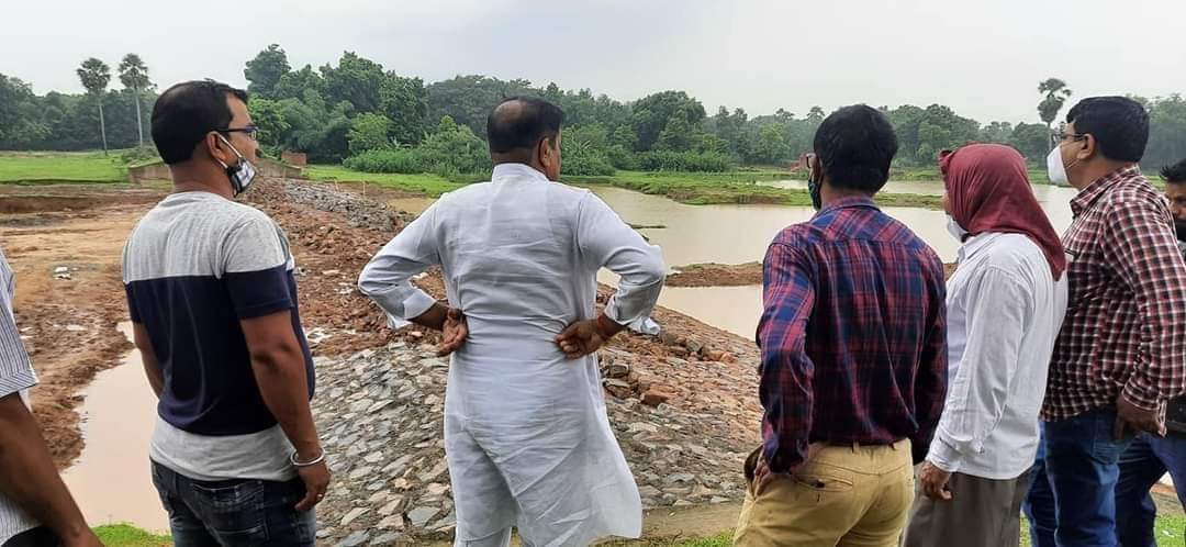 ଆଜି ମୋ ନିର୍ବାଚନ ମଣ୍ଡଳୀ ଖଡିପଦା ପଞ୍ଚାୟତରେ ବୈତରଣୀ ନଦୀବନ୍ଧ ମଲ୍ଲିମାହାରା ଏସ୍କେପ ପୁନଃଉଦ୍ଧାର କାର୍ଯ୍ୟ ସ୍ଥଳକୁ ଯାଇ ପରିଦର୍ଶନ ଓ ତଦାରଖ କଲି।
<a href="/BJP4Odisha/">BJP Odisha</a>