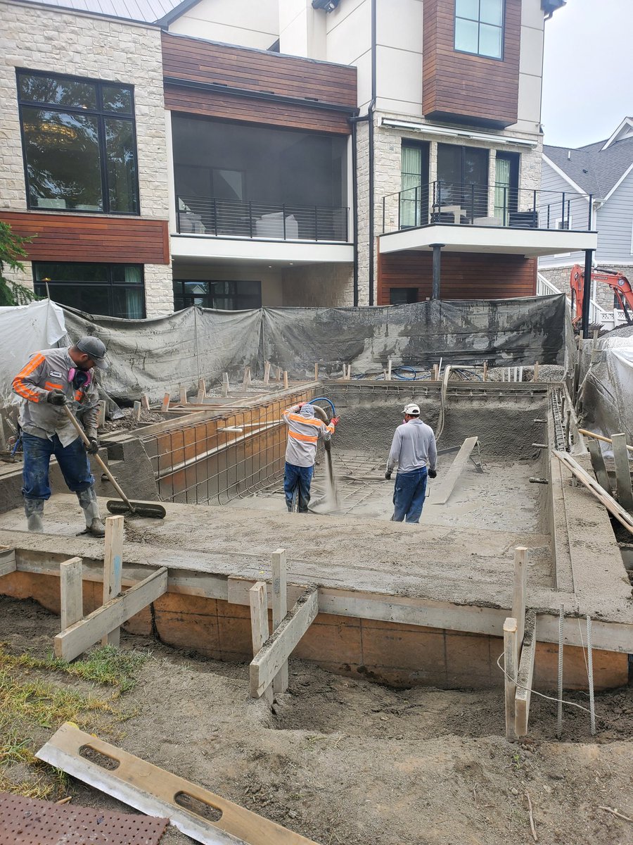 mcgheemike's tweet photo. Shooting in one pool while digging the neighbors at the same time. #notimeforgolf #sixpoolsononestreet https://t.co/ChGu7PXIb2