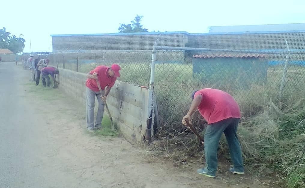 A toda marcha la jornada de #desmalezamiento y #limpieza en general de la U.E Dr. Olegario Hernández en el sector Parral del Sur, #CONCEPCIÓN, Igualmente, vamos con estás labores a todos los centros educativos del municipio La Cañada de Urdaneta.
@OmarPrietoGob 
#CaminoACarabobo