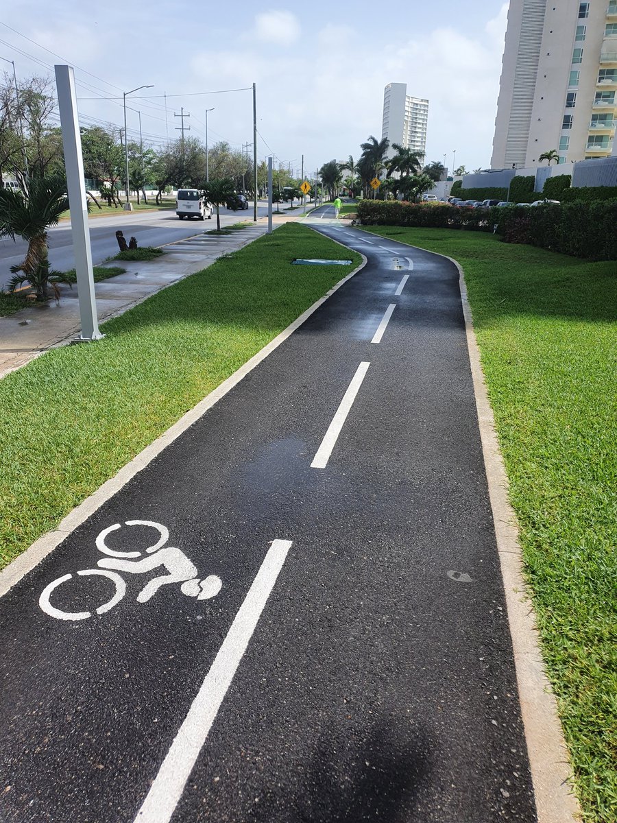 CesarHBenet's tweet photo. Así deberían dejar toda la ciclopista. Si ya tienen el ejemplo porque no lo hacen? @MovilidadCancun @Turismo_BJ @imoveqroo @MaraLezama @AytoCancun @fonatur @CancunForos https://t.co/bcng5vRfL5