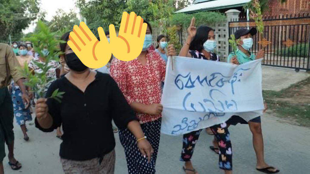 Mnoe53289617's tweet photo. Evening Strike in defiance of dictatorship by people of Monywa holding Tha Pyay Khet. #June18Coup #WhatsHappeningInMyanmar https://t.co/e5D6rx33CX