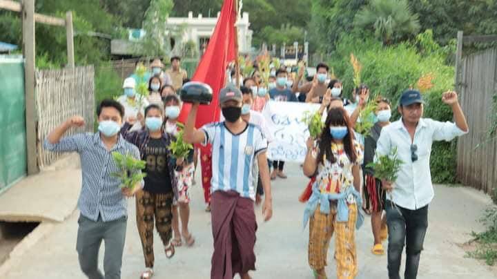 Mnoe53289617's tweet photo. Evening Strike in defiance of dictatorship by people of Monywa holding Tha Pyay Khet. #June18Coup #WhatsHappeningInMyanmar https://t.co/e5D6rx33CX