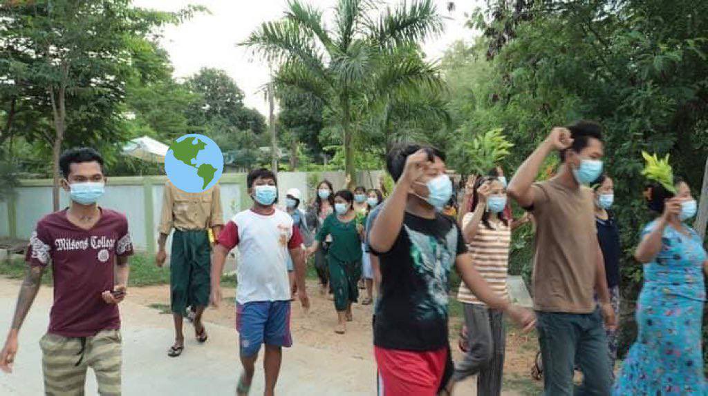 Mnoe53289617's tweet photo. Evening Strike in defiance of dictatorship by people of Monywa holding Tha Pyay Khet. #June18Coup #WhatsHappeningInMyanmar https://t.co/e5D6rx33CX