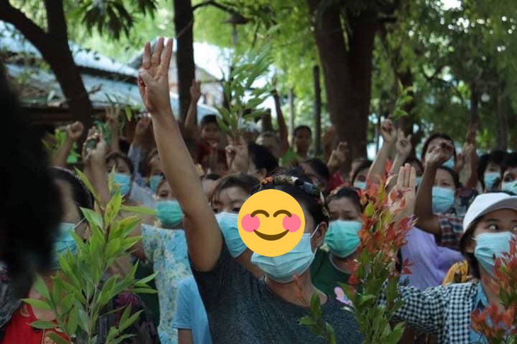 Mnoe53289617's tweet photo. Evening Strike in defiance of dictatorship by people of Monywa holding Tha Pyay Khet. #June18Coup #WhatsHappeningInMyanmar https://t.co/e5D6rx33CX