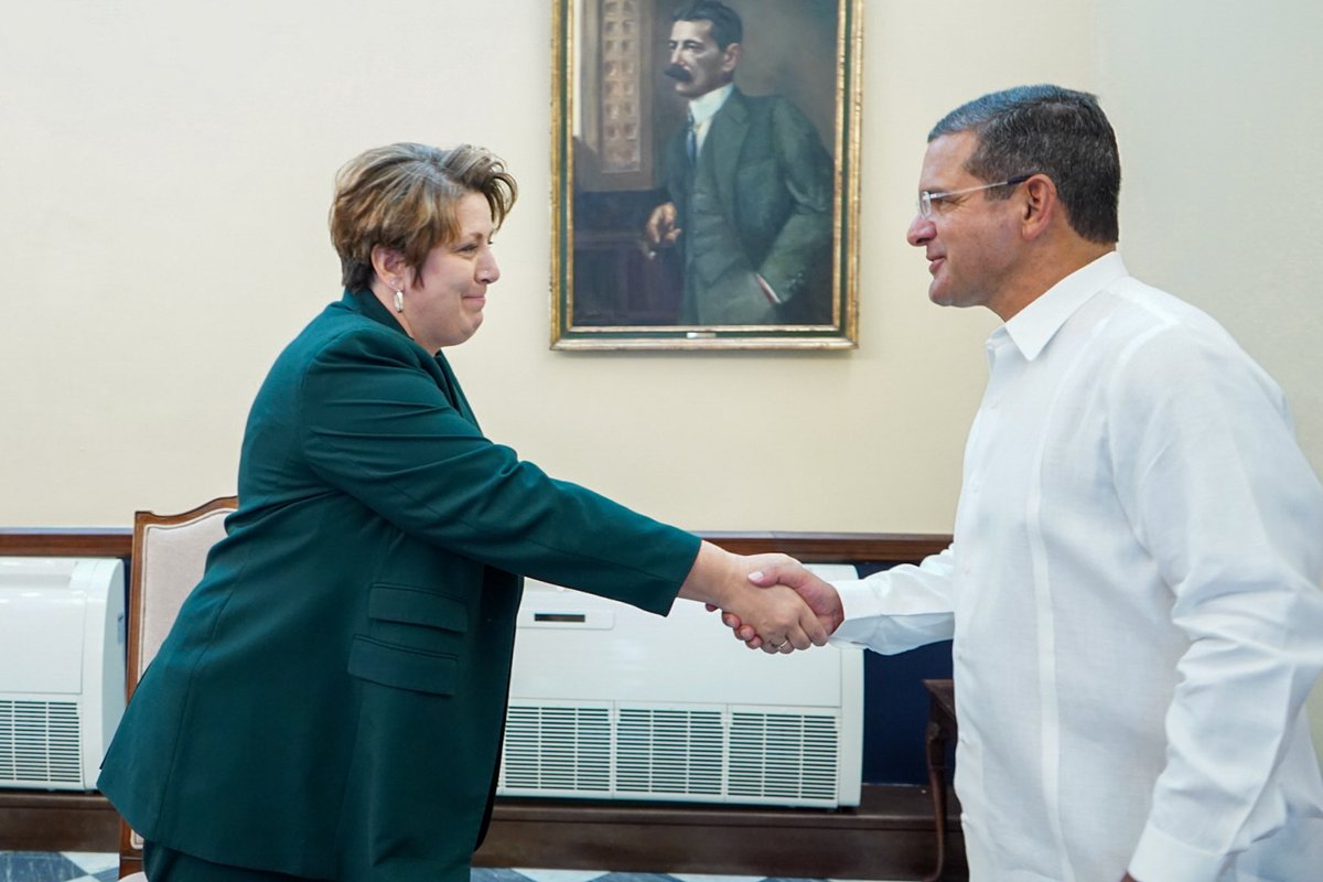 GovPierluisi's tweet photo. Dialogué con Winsome A. Lenfert, Administradora Asociada de la Oficina de Aeropuertos de la Federal Aviation Administration y el @prdirpuertos, Joel Pizá. (1/3) https://t.co/fCwg8roD2r