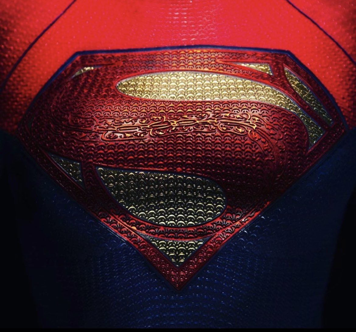 UniversoDCnauta's tweet photo. 🚨Primeiro visual do traje da Supergirl no filme #TheFlash https://t.co/oFzMHpTtEZ