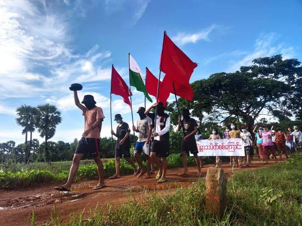 Mnoe53289617's tweet photo. Evening marching strike by locals of Sit Pye village, Launglone Tsp in opposition of military dictatorship. #June18Coup #WhatsHappeningInMyanmar https://t.co/vDwh7Oacl4