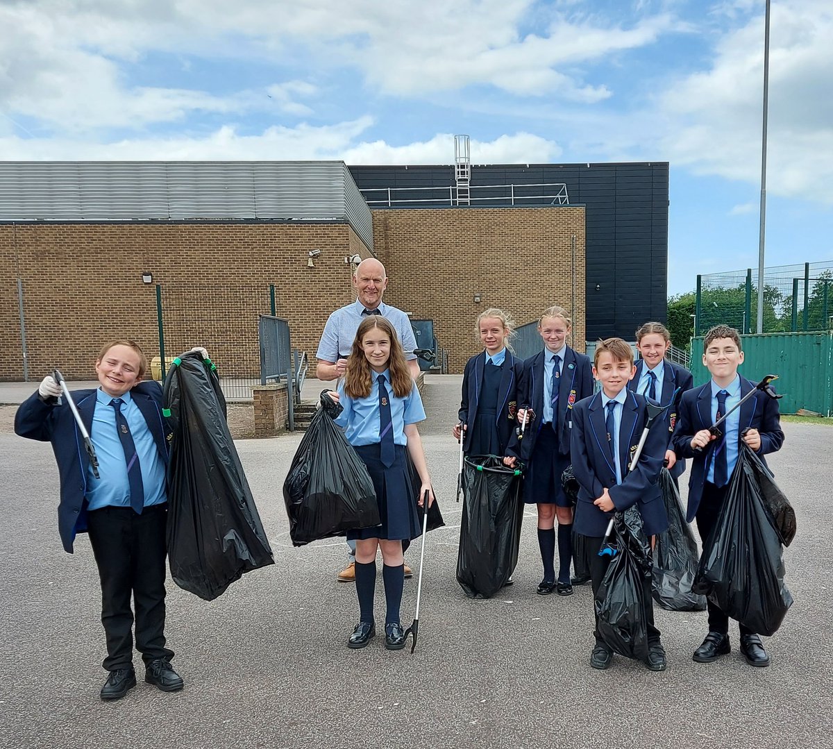 Thank you to our year 7 and 8 Eco Warriers and our newly appointed year 10 prefects for helping in the Great Big School Clean Up today #litterheros ❤🌏