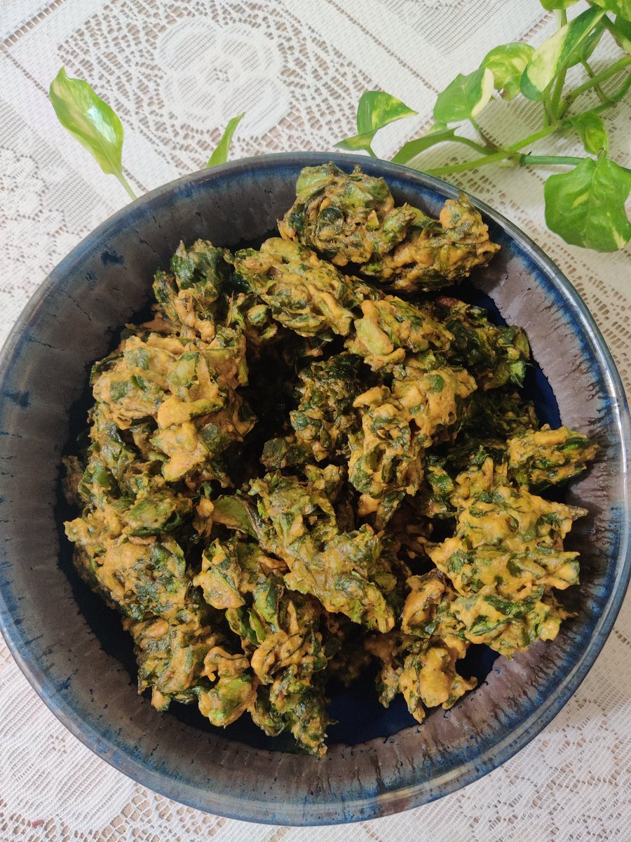 Anyone for homemade masala #spinachfritters while it rains 🌧️ Marna mat, 😂 this is too much of masterchef watching effect😋