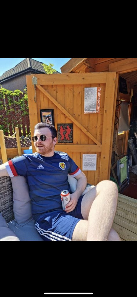It’s here folks. He’s done it. 

Lester has died his hair blue 😂👏