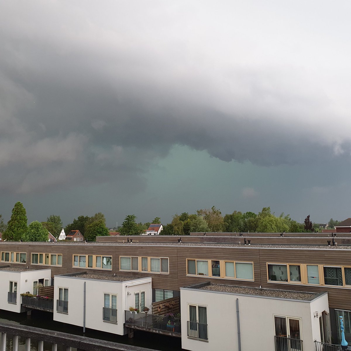 ceesp3's tweet image. Donkere wolken boven Krommenie #weerfoto @helgavanleur #buienradar #knmi