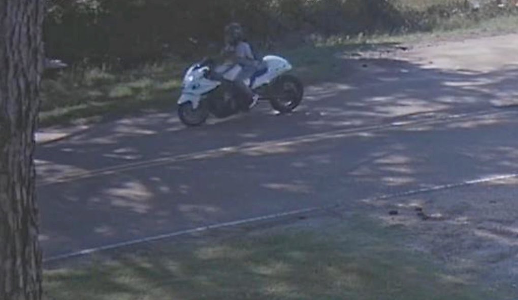JacksonMSPolice's tweet photo. #UPDATE: Images of suspect believed to be responsible for the shooting death of victim, John Lee Martin-39 on Ford Ave. Suspect is traveling on a Suzuki motorcycle and is believed to have dread locked hair. Anyone with info, call #CrimeStoppers at 601-355-TIPS(8477). #JPDWanted https://t.co/Ty4ZP9RKzi