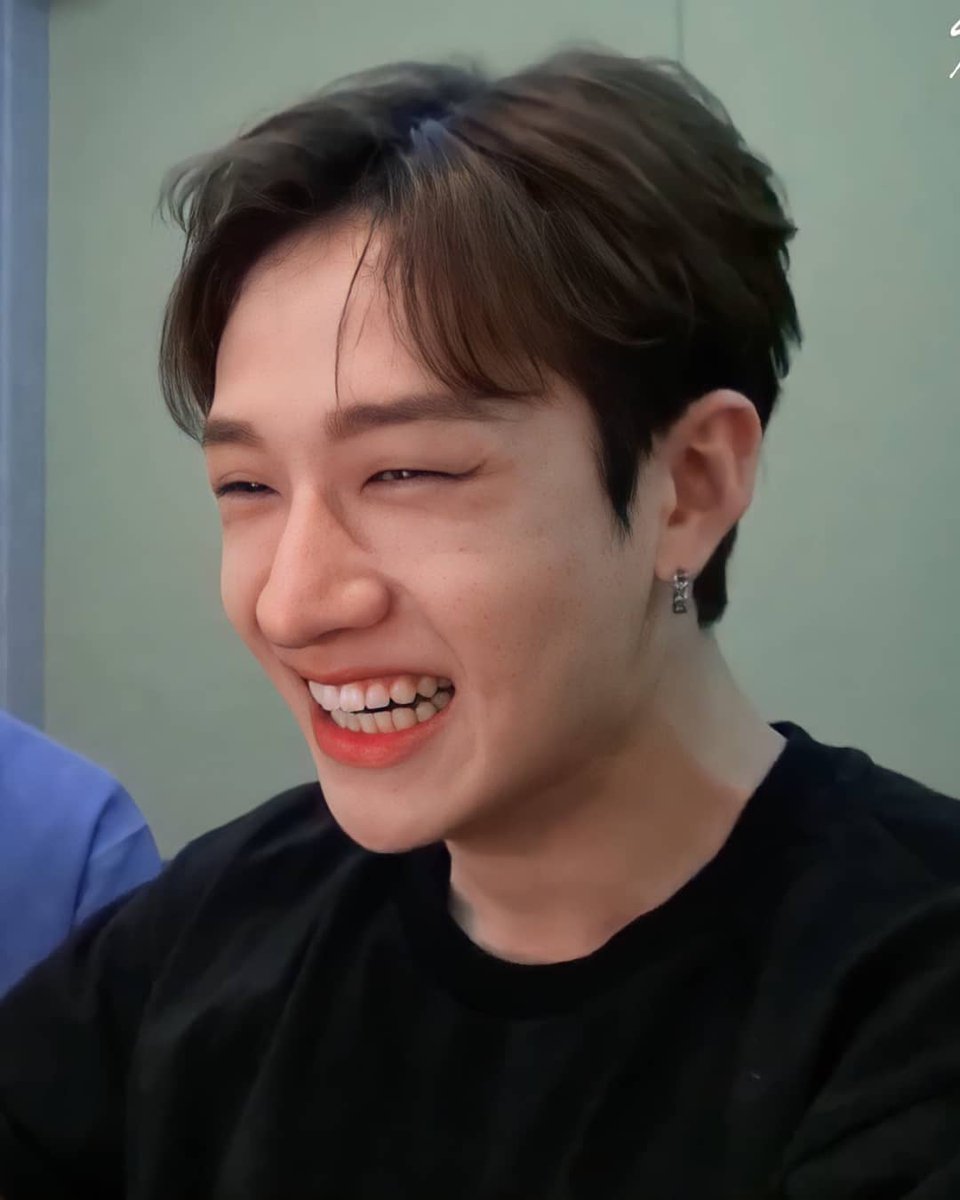 valechanista's tweet photo. los grupitos de 3 si funcionan, un claro ejemplo es la amistad entre hyunjin best boy, han jisung rapper y bangchan rainbow, siempre son muy beautiful y radiant <3 https://t.co/vSHwc9d7o0