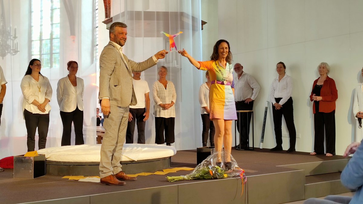 Burgemeester <a href="/MiekeDamsma/">Mieke Damsma</a> en @BJBouwmeester op het podium van de Stefanus kerk in Beilen, bij de overdracht van culturele gemeente van Drenthe. We gaan er in <a href="/gem_coevorden/">Gemeente Coevorden</a> met z'n allen een mooi feest van maken.