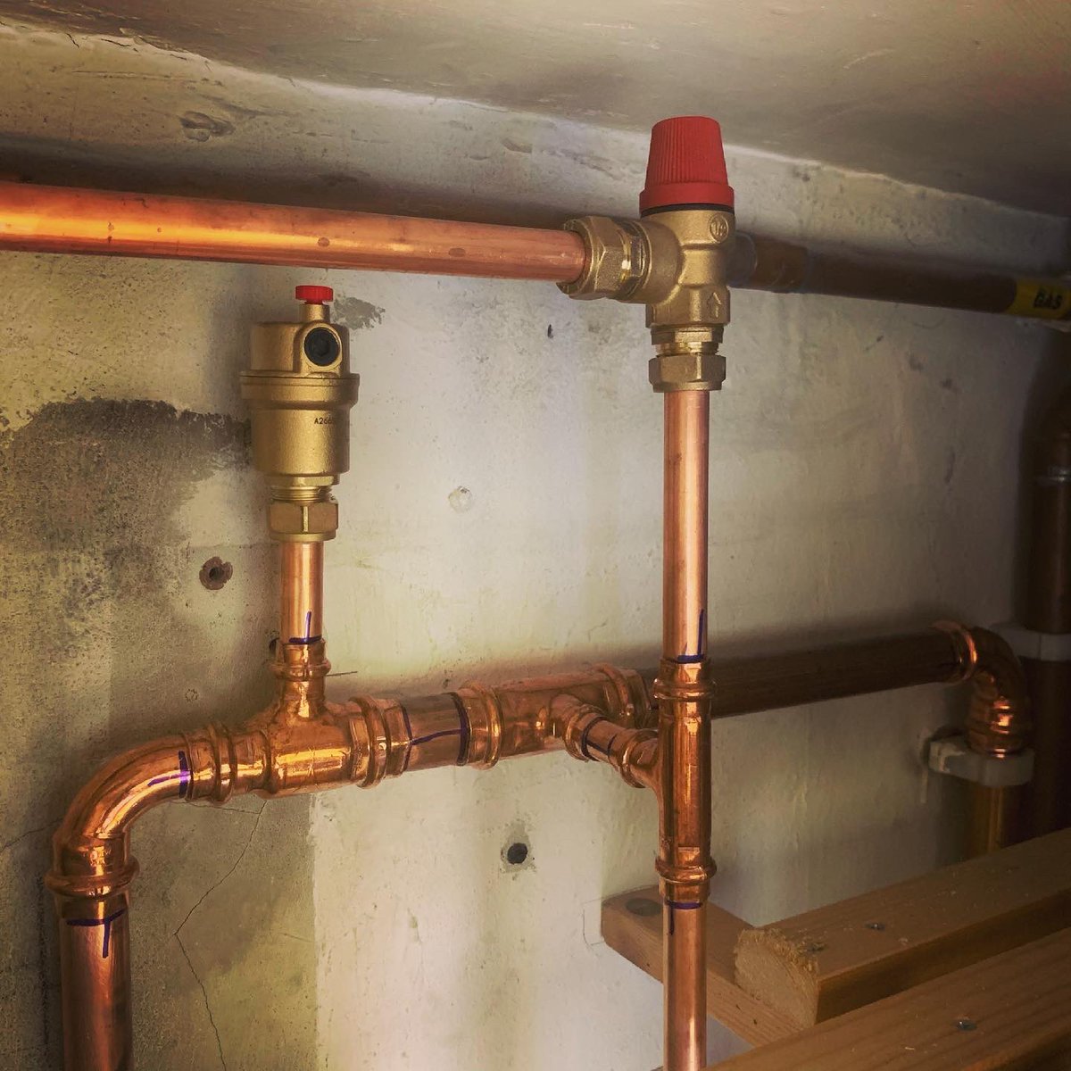 irbheating's tweet photo. Open vent to sealed system 🎈

Spot the @IMIHydronicUK #Statico 18L vessel tucked away neatly.

This job all done with 
@ConexBanninger >B< press 

My install from 2012, how time flys! https://t.co/Wa7gCwyGw2